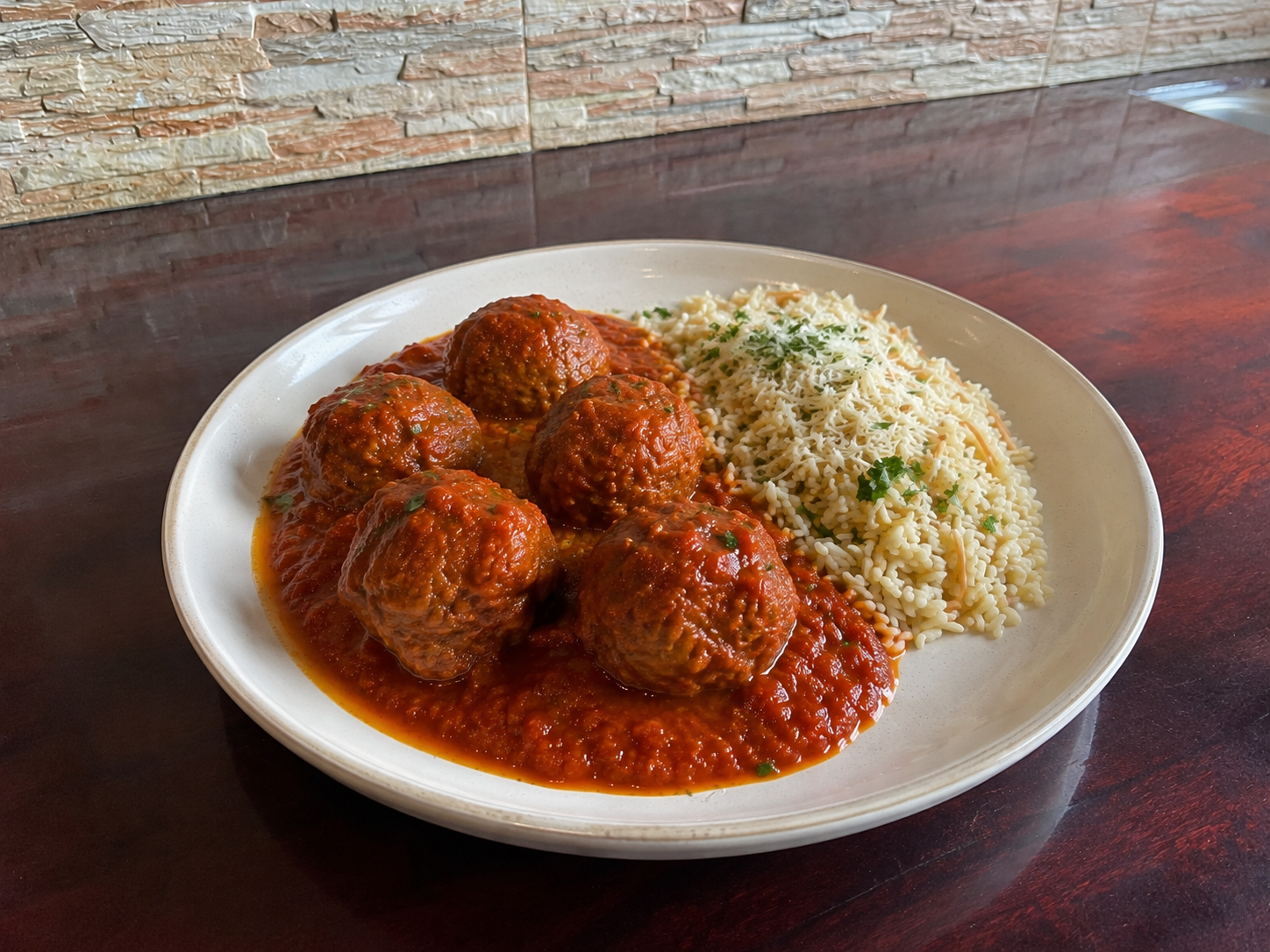 Albondigas con salsa y arroz pilaf